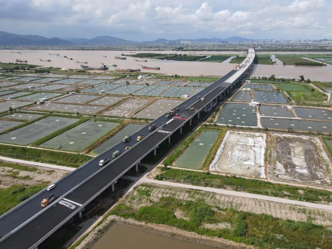 29)在香海大桥主桥以西的白蕉段桥面上,已经有很长一段路铺好了沥青.