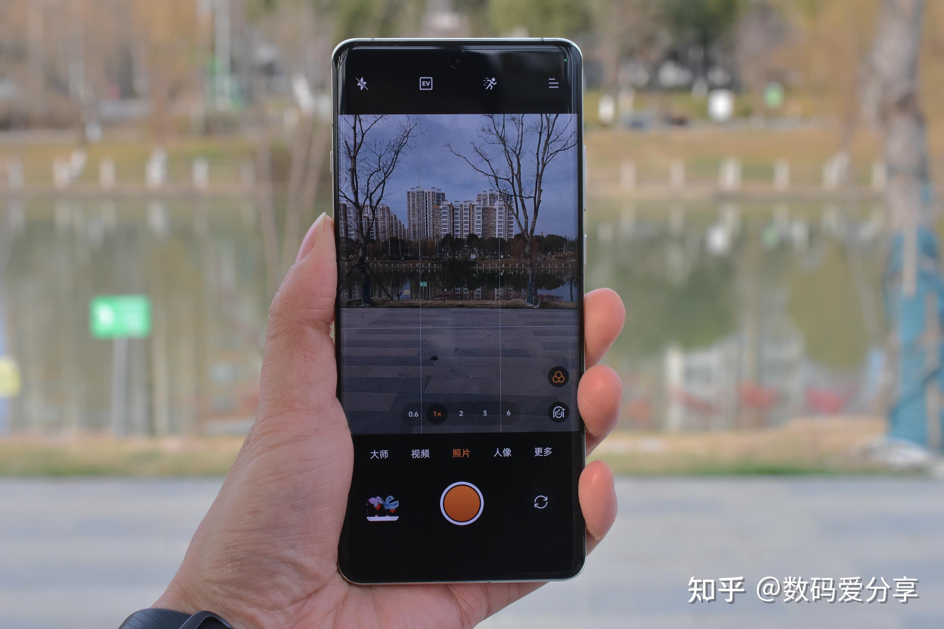 两枚副摄分别是4800万像素索尼imx581超广角镜头,6400万像素潜望长焦