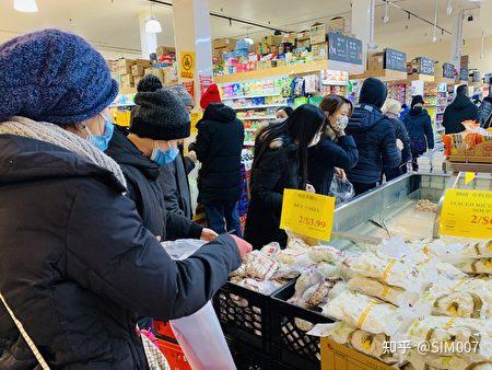 暴雪来临 华人挤法拉盛超市采买年货