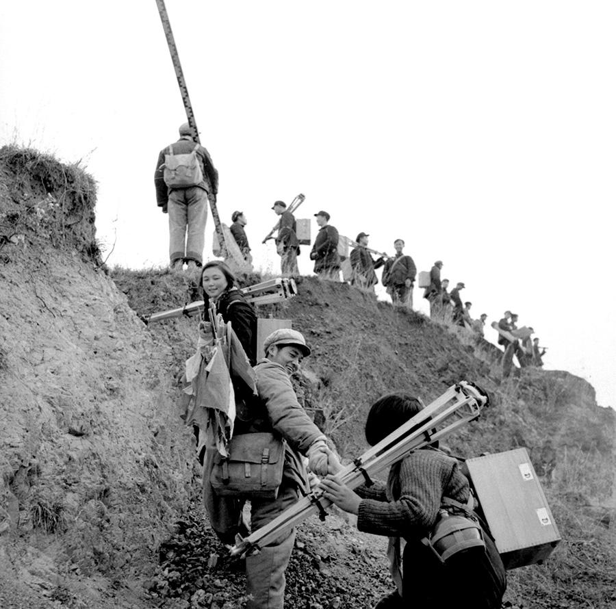 老照片1953年的四二九地质勘探队和女子测量队
