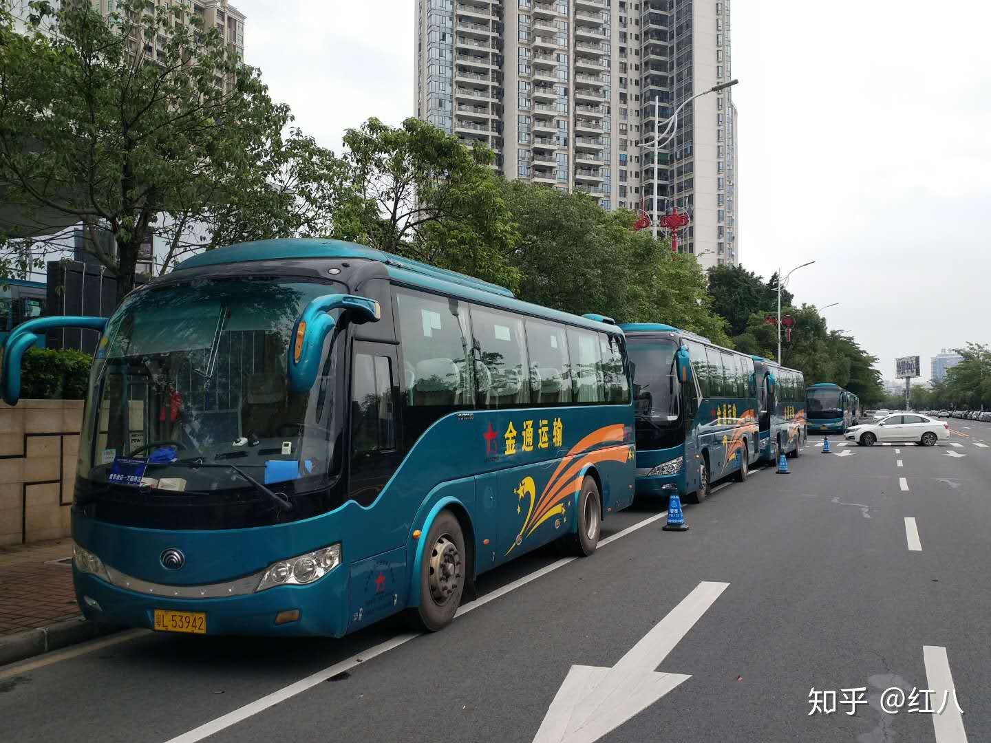 惠州万丽酒店出现10多台大巴车车队