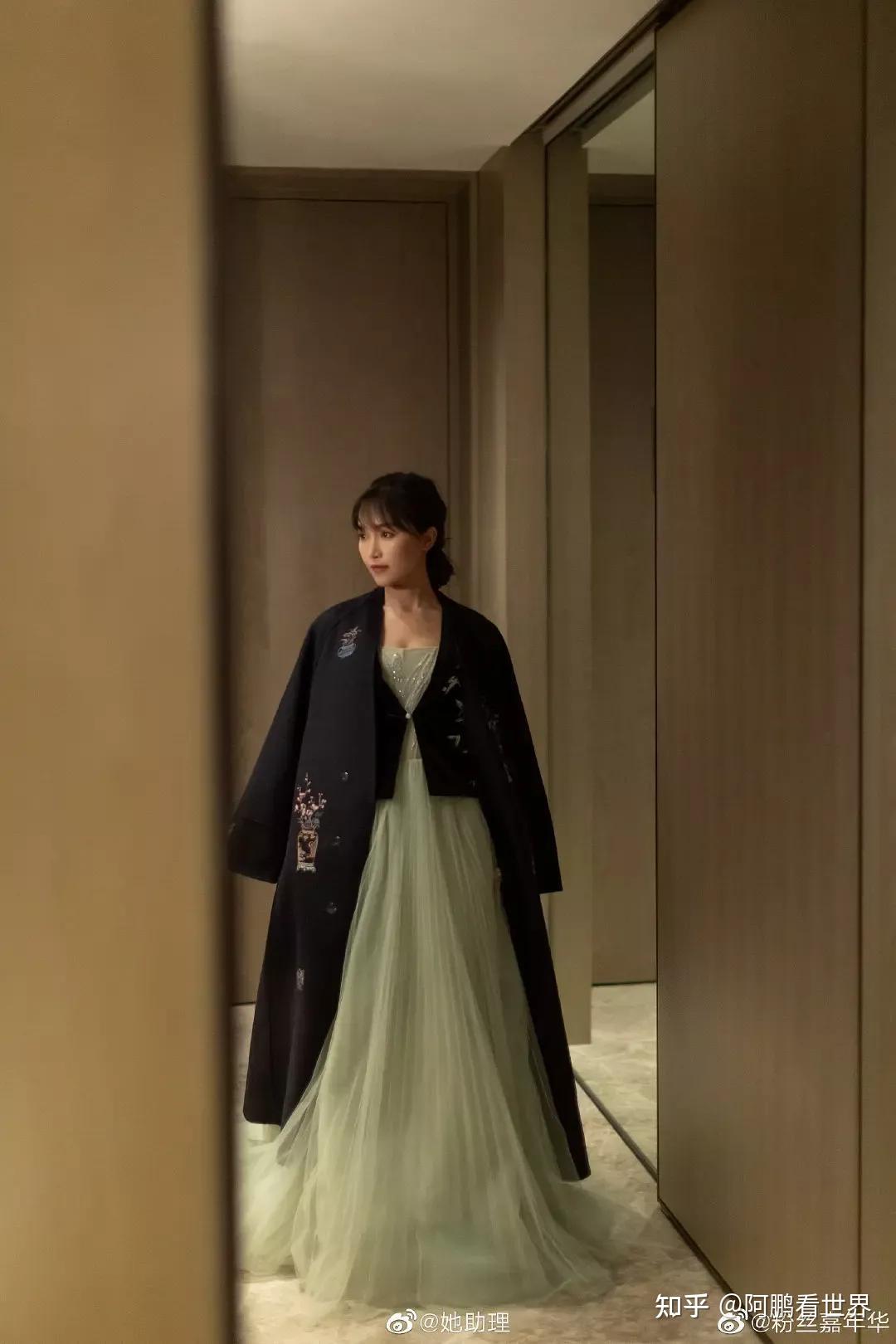 李子柒微博之夜造型直播幻灭,脸颊浮肿嘴歪,穿高跟鞋难救身高