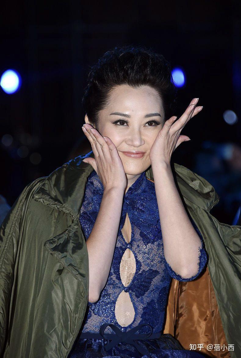 许晴越老越放得开饱满是身材穿镂空连衣裙挤得真怕一下子走光