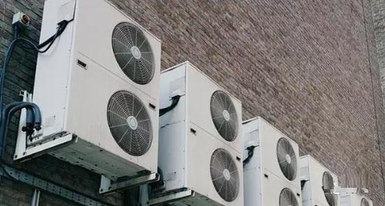 空调外机叠着放难怪电费蹭蹭往上涨