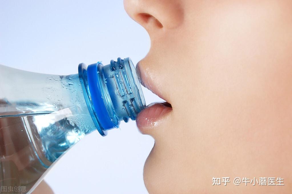 美国女子因喝水过多身亡，因「20分钟内喝下4瓶水引发水中毒」，如何解读该现象，该怎样预防水中毒？的简单介绍-第2张图片-鲸幼网