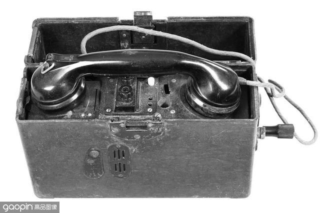 后来电话被人们广泛应用于生活之中,贝尔也拥有了电话的发明专利,并且