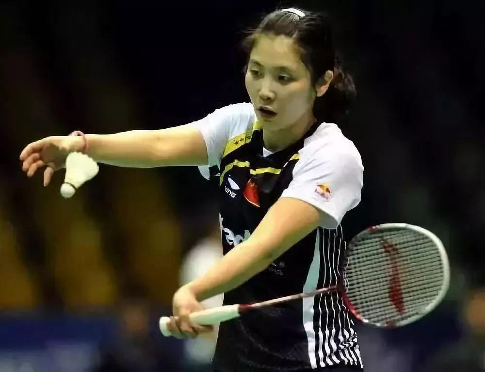 二,正手发短球(多用于单打)