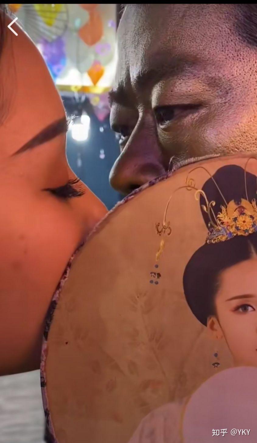 郑州铜人宝哥引无数绝色美女为之倾倒