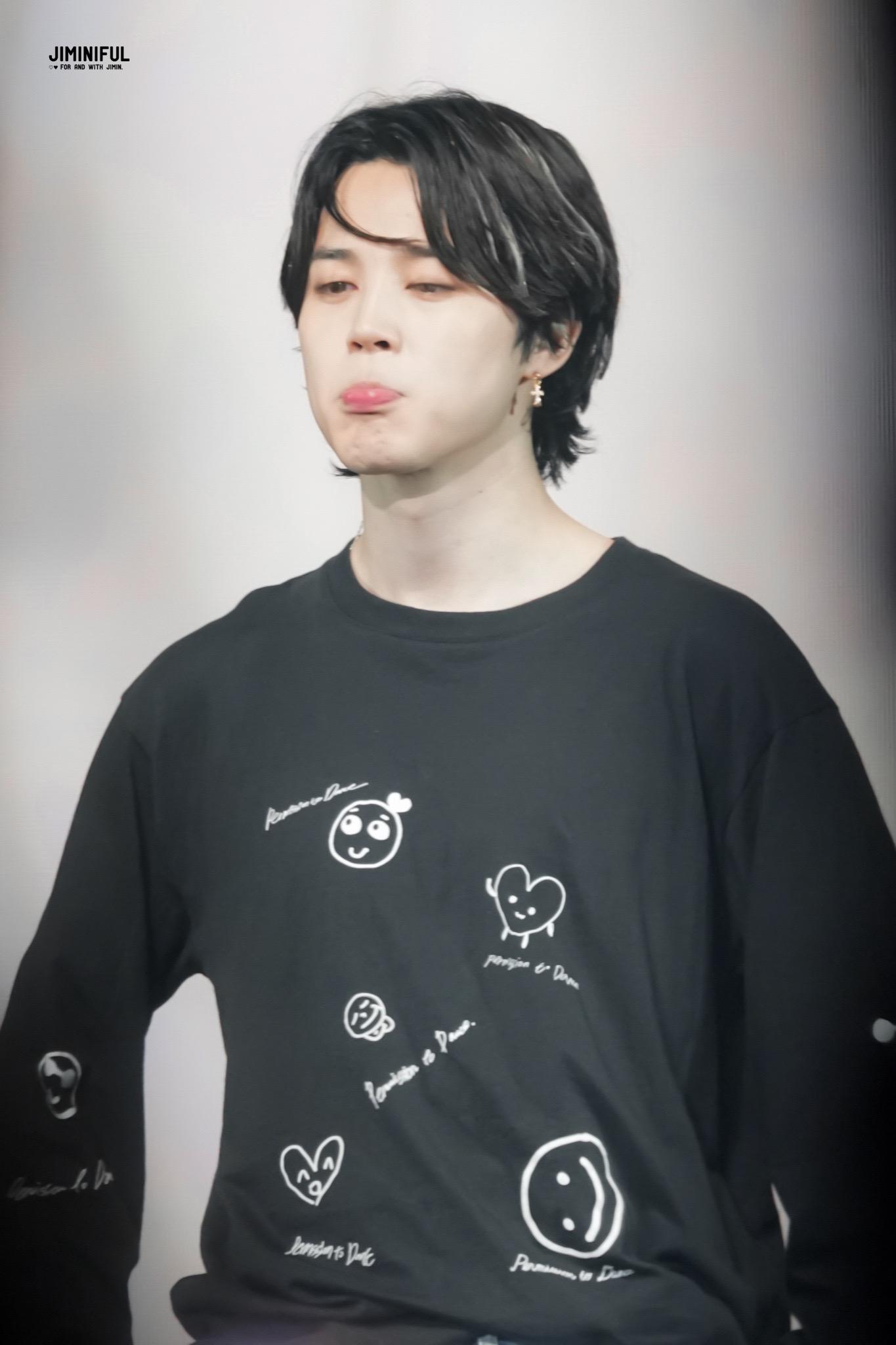 请问有朴智旻近期黑发白发挑染的图吗