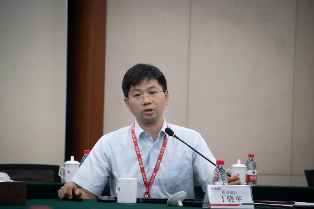 一行来到南京银行,南京银行副行长周文凯,数字银行管理部总经理丁晓平