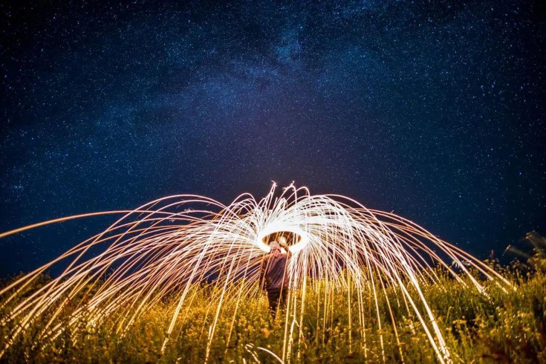 我们在拍摄的时候甚至可以让星星的部分欠曝,以保证甘钢丝棉不会严重