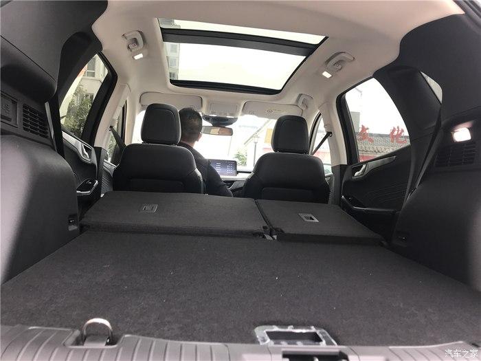 宽敞的后备箱,这个让我相当满意,后排座椅还可以放倒放倒后的空间还是