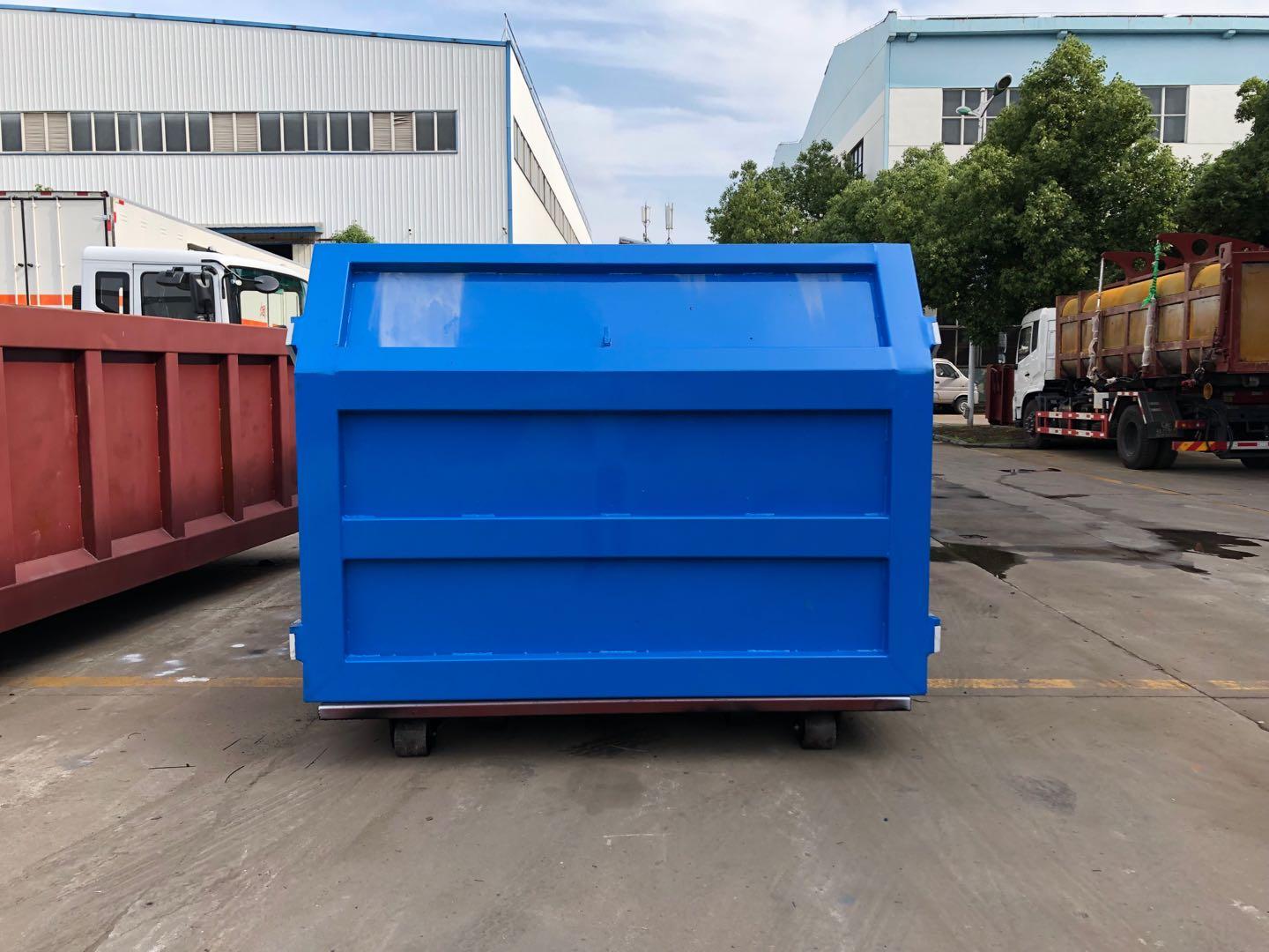 尾门直接开启翼展垃圾箱底部装有二个脚轮及锁紧装置,前部设有吊环,可