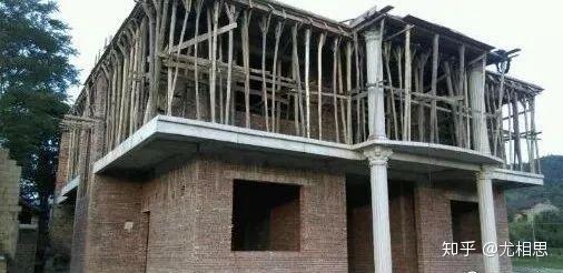 的受力主筋摆放位置错误农村自建房大部分都有悬臂梁,悬挑雨蓬,阳台等