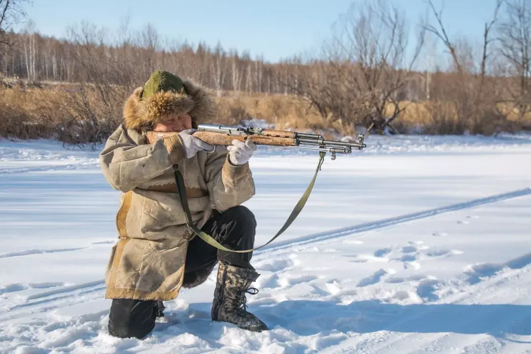 在兴安岭的深处白山黑水之间有首关于猎神鄂伦春族的动人歌谣