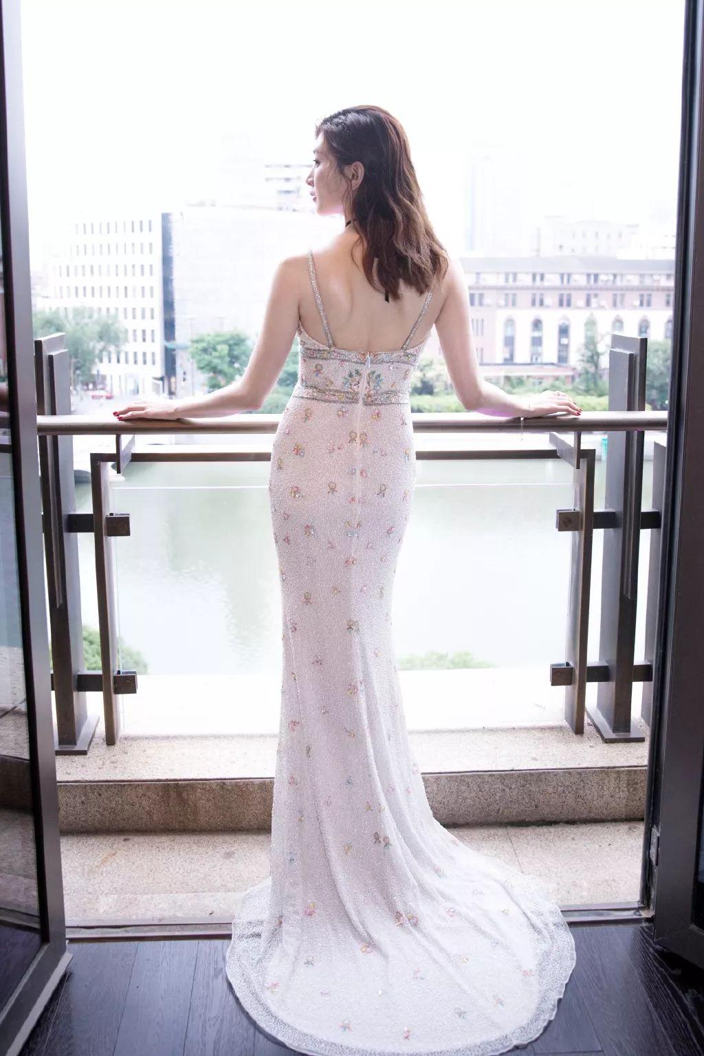 还有angelababy肩颈线堪称完美的刘诗诗,当然也要展示出自己的美背