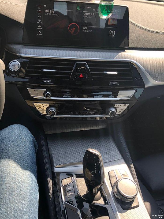 2020款宝马5系提车作业,暗夜蓝内饰,挺好看的