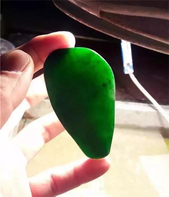 翡翠赌石狗屎底一线色赌出天价翡翠挂件