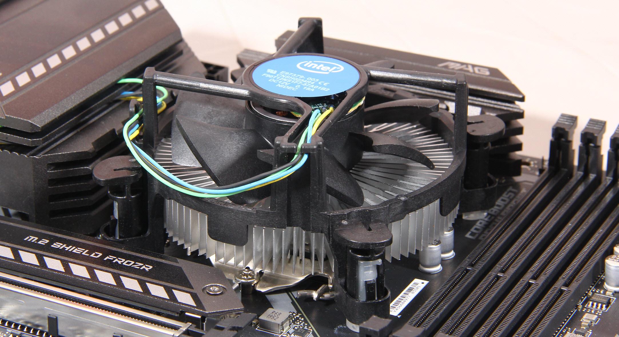 打开包装,可以直接看到10400f盒装是赠送原装散热器的,根据之前看