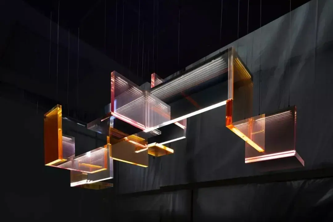她做的灯具设计有建筑的美也有光学的美