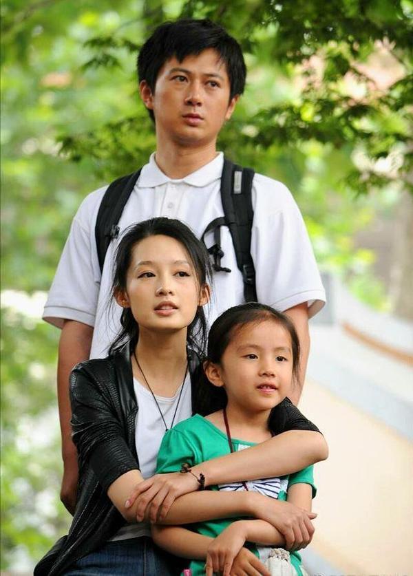 从小失去父母,由夏婆婆抚养长大,一次意外受到边缘少年阿福的强暴未遂