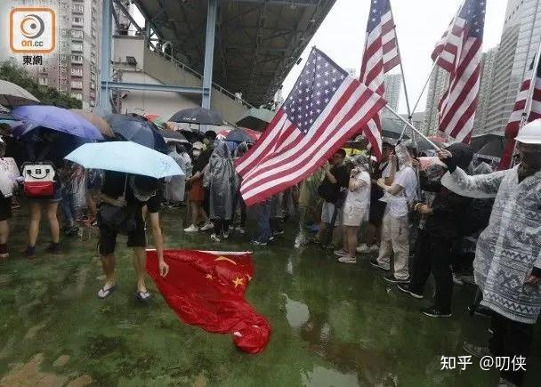 焚烧,践踏国旗,这是对国家尊严莫大的侮辱!