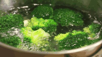 什么人不能吃香椿芽啊 v2-ff4ae3fc317bb720df53a270a2922f3d_r.jpg