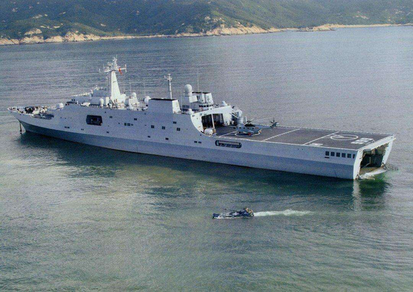 当年没有的,现在的新装备,071型两栖登陆舰,排水量约20000吨.