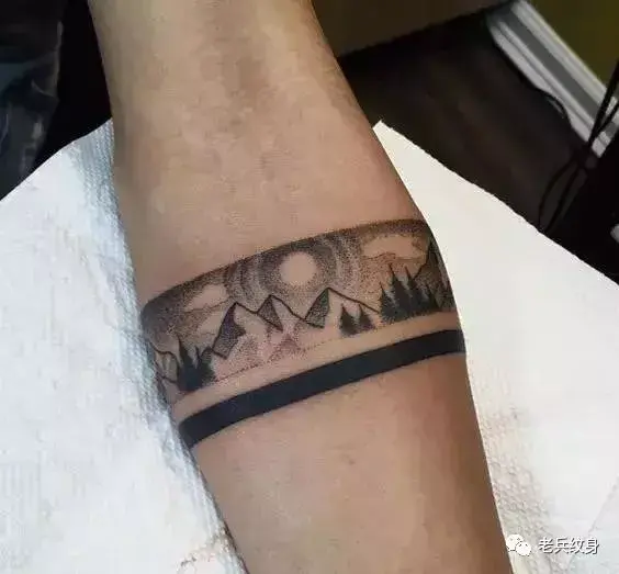 臂环纹身,有很多风格可以展现 清新的,图腾的,暗黑的,纯黑色的你想要