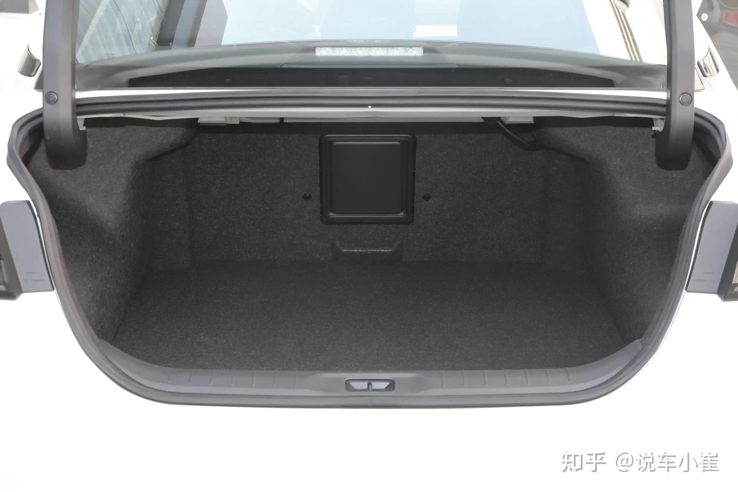 后备箱容积586l,空间满足日常家用载物.日产天籁2022款2.