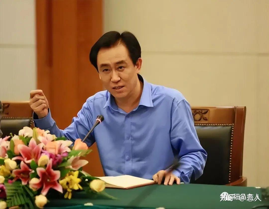 许家印1984年,丁玉梅与许家印的大儿子许智健降生.