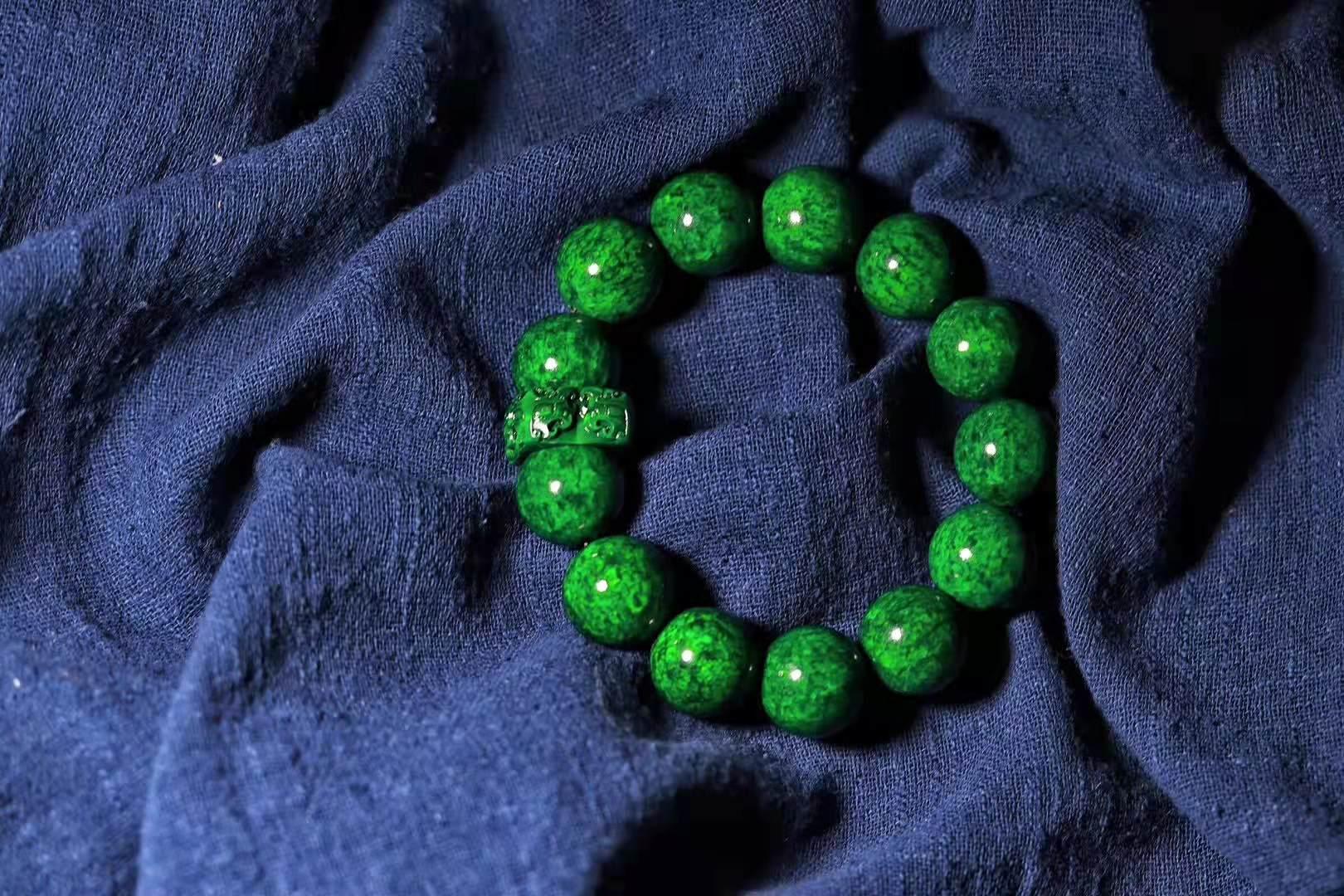 假虬角因为材质和制作的关系,会有一股较为刺鼻的味道,比较难闻.