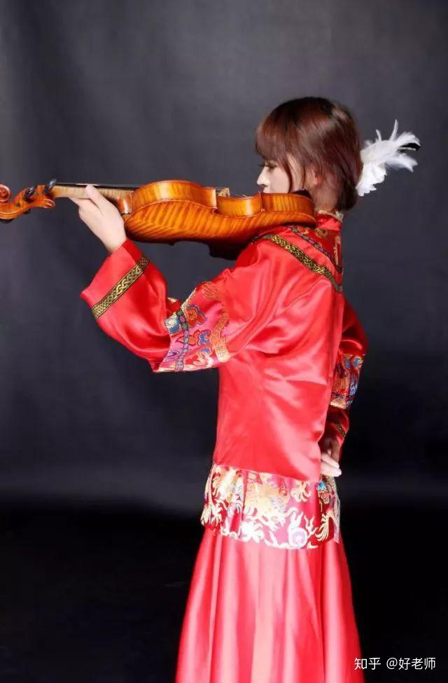 9岁前往上海音乐学院附小学习,师从丁芷诺,吴菲菲教授.