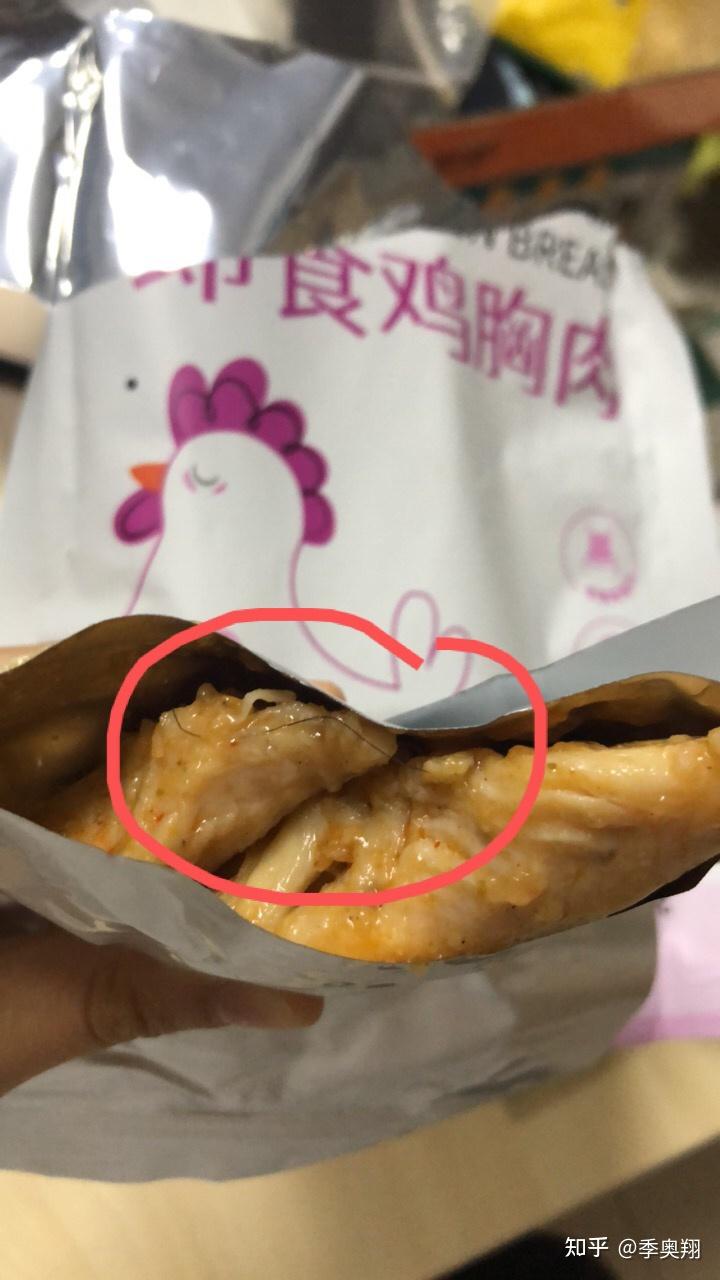 这家店的鸡胸肉吃出了头发且味道怪异